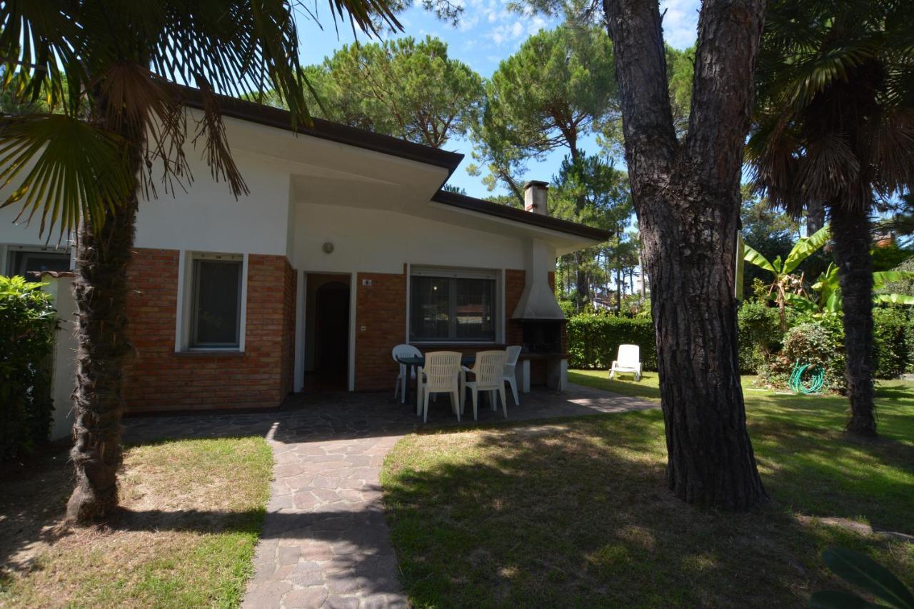 Villa A Lignano Con 2 Camere E Giardino Lignano Sabbiadoro Exterior photo